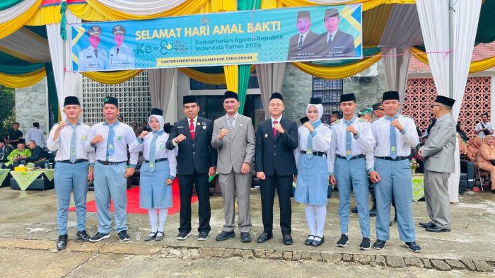 Siswa MAN 1 Sarolangun Sebagai  Petugas Pengibaran Bendera Merah Putih pada Upacara Hari Amal Bakti