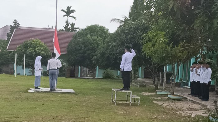 Upacara Bendera di MAN 1 Sarolangun Berlangsung dengan Khidmat