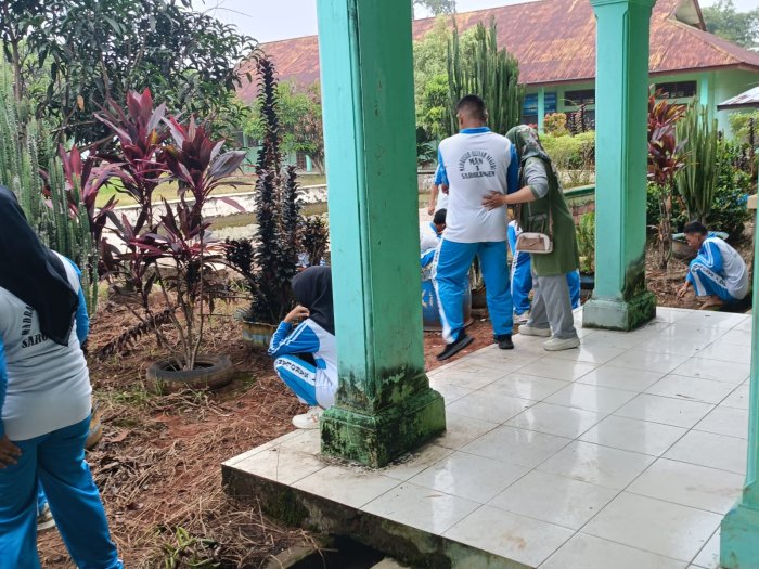 Siswa MAN 1 Sarolangun Gelar Gotong Royong Sambut Asesmen Siswa MAN 1 Sarolangun Gelar Gotong Royong Sambut Asesmen
