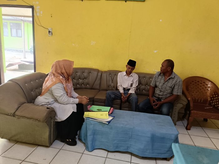 Wali Kelas MAN 1 Sarolangun Undang Orang Tua Siswa Wali Kelas MAN 1 Sarolangun Undang Orang Tua Siswa