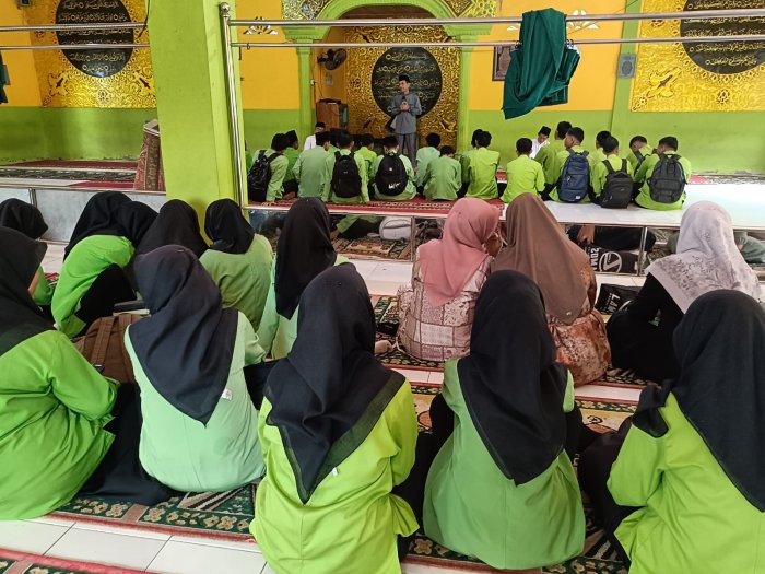 Khidmat dan Penuh Berkah, Hari Ketiga Pesantren Ramadhan MAN 1 Sarolangun Diisi Siraman Rohani Muhammad Abdullah, M.Pd.I