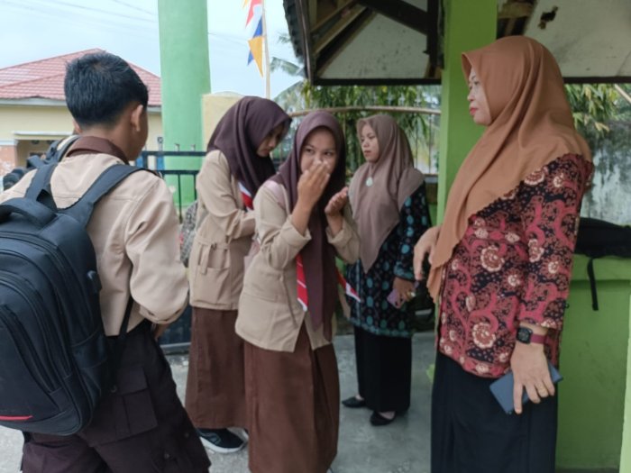Guru Piket MAN 1 Sarolangun Sambut Siswa Pagi Hari