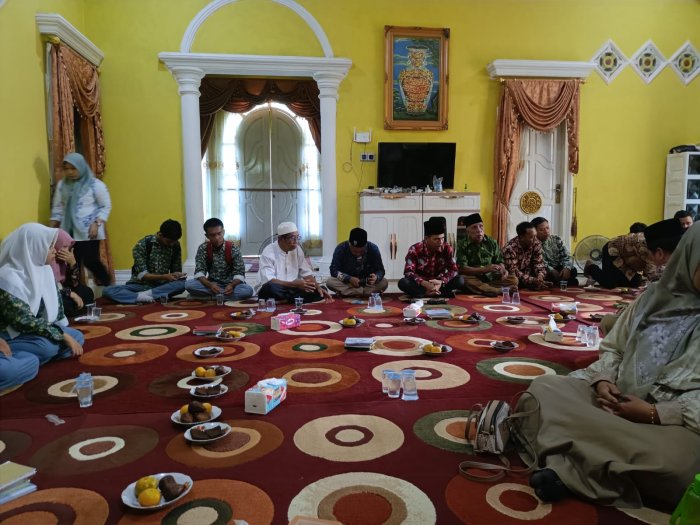 Warga MAN 1 Sarolangun Takziah ke Rumah Duka Guru