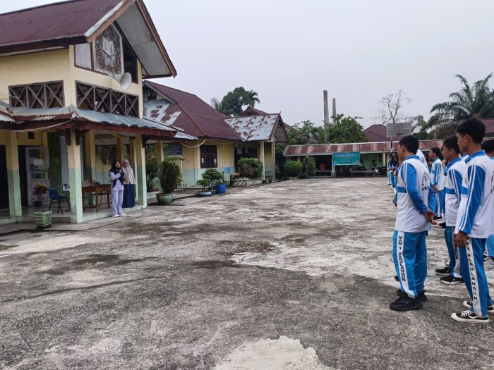 MAN 1 Sarolangun Gelar Apel Pagi dan Gotong Royong MAN 1 Sarolangun Gelar Apel Pagi dan Gotong Royong