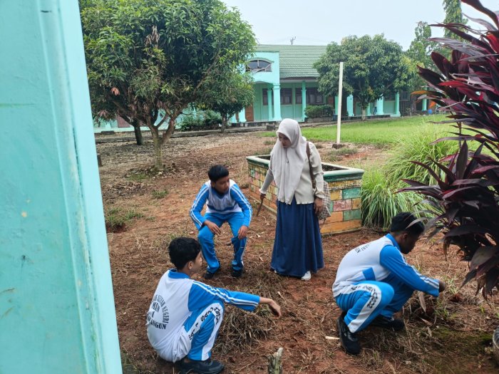 Siswa Kelas XB MAN 1 Sarolangun Gotong Royong Jelang Ujian Siswa Kelas XB MAN 1 Sarolangun Gotong Royong Jelang Ujian