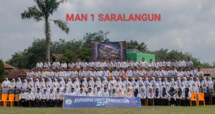 Momen Haru dan Bermakna, Siswa Kelas XII MAN 1 Sarolangun Abadikan Kenangan Bersama Guru dan Staf Madrasah