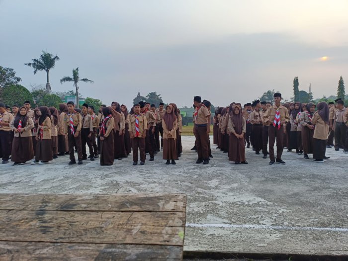 Guru MAN 1 Sarolangun Persiapkan Apel Pagi Siswa