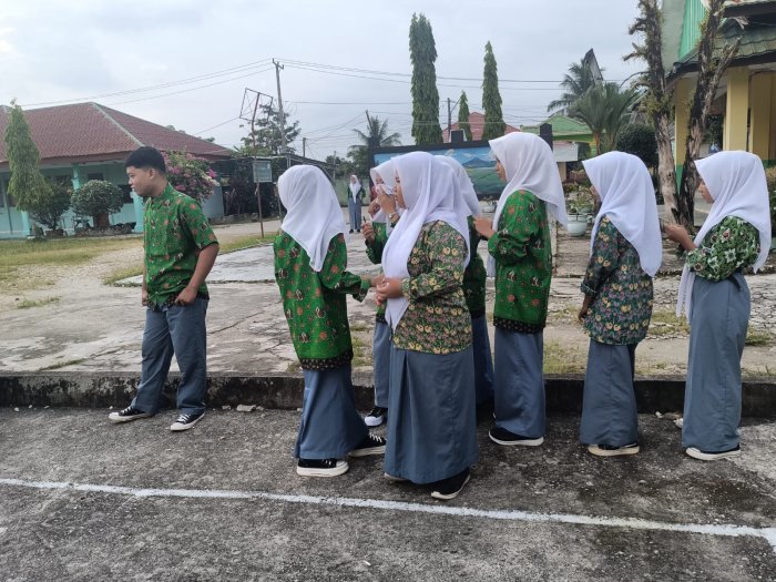 MAN 1 Sarolangun Gelar Razia Kuku untuk Disiplin Siswa