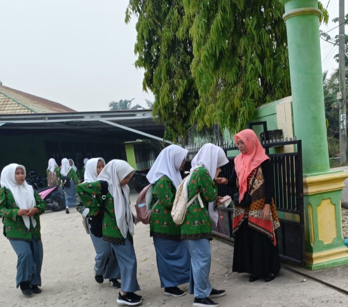 Aktifitas Pagi, Piket Sambut Siswa di Gerbang Madrasah Aktifitas Pagi, Piket Sambut Siswa di Gerbang Madrasah