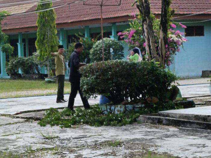Satpam MAN 1 Sarolangun Rapikan Pohon untuk Keamanan
