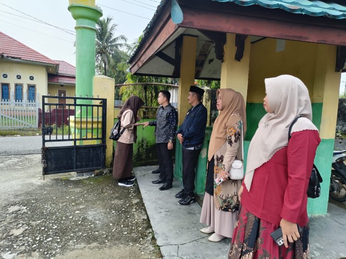 Tanamkan Kedisiplinan dan Kasih Sayang, Guru Piket MAN 1 Sarolangun Sambut Hangat Kedatangan Siswa di Gerbang Madrasah