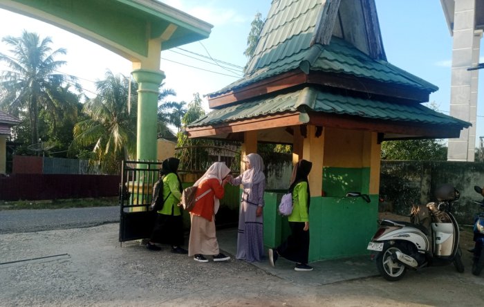 Sambut Pagi, Bangun Disiplin: Rutinitas Guru Piket MAN 1 Sarolangun yang Jadi Teladan Sambut Pagi, Bangun Disiplin: Rutinitas Guru Piket MAN 1 Sarolangun yang Jadi Teladan
