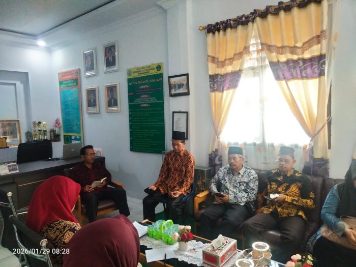 Kepala MAN 1 Sarolangun Gelar Briefing Strategis Bersama Wali Kelas, Tekankan Kedisiplinan dan Evaluasi Belajar