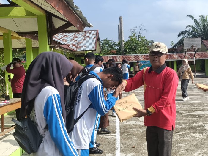 Ahmad Fauzi Serahkan Hadiah kepada Pemenang Lomba Madrasah Ahmad Fauzi Serahkan Hadiah kepada Pemenang Lomba Madrasah