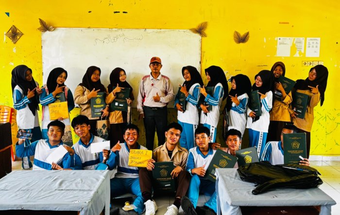 Keceriaan Siswa Kelas XA MAN 1 Sarolangun Usai Terima Rapor Keceriaan Siswa Kelas XA MAN 1 Sarolangun Usai Terima Rapor