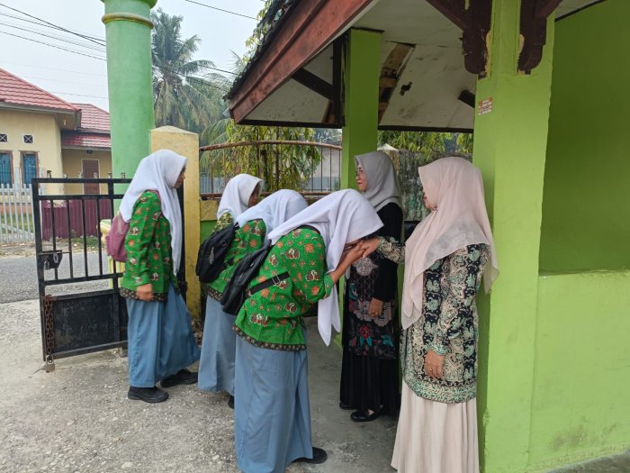 Guru Piket MAN 1 Sarolangun Siap Sambut Siswa di Gerbang Guru Piket MAN 1 Sarolangun Siap Sambut Siswa di Gerbang