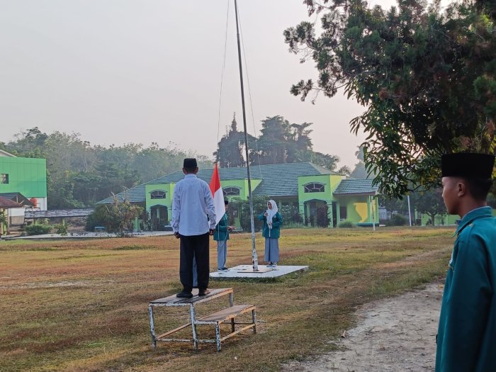 Upacara di MAN 1 Sarolangun Berjalan Khidmat dan Tertib Upacara di MAN 1 Sarolangun Berjalan Khidmat dan Tertib