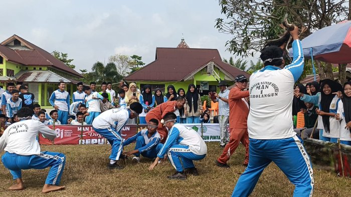 Seru dan Meriah! MAN 1 Sarolangun Gelar Lomba Tangkap Bebek untuk Peserta Putra Seru dan Meriah! MAN 1 Sarolangun Gelar Lomba Tangkap Bebek untuk Peserta Putra