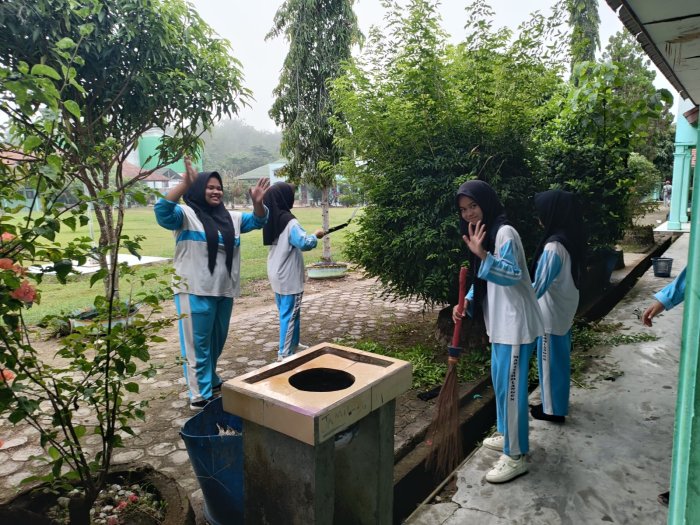 Siswa Kelas XI F1IK Gelar Aksi Bersih Bersih, Ciptakan Lingkungan Kondusif Jelang Asesmen Genap Siswa Kelas XI F1IK Gelar Aksi Bersih Bersih, Ciptakan Lingkungan Kondusif Jelang Asesmen Genap