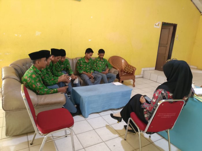 Wali Kelas Beri Bimbingan kepada Siswa Bermasalah