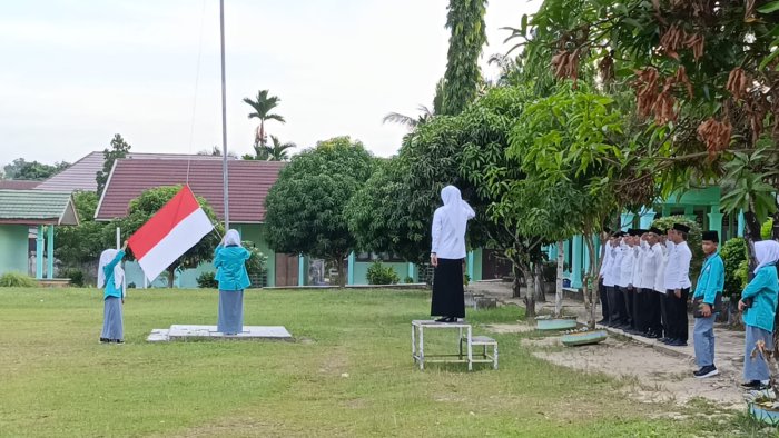 Ibu Tia Septiani Zuhriah, S.Pd Bertindak Sebagai Pembina Upacara Di MAN 1 Sarolangun Ibu Tia Septiani Zuhriah, S.Pd Bertindak Sebagai Pembina Upacara Di MAN 1 Sarolangun