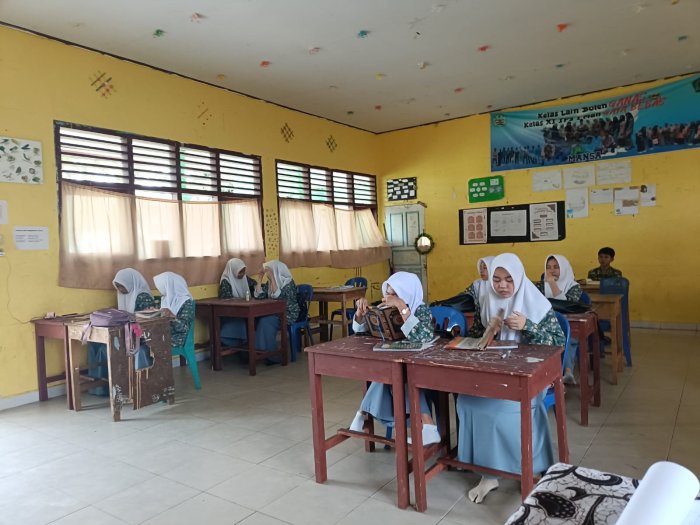 Sambut Pagi dengan Keberkahan, Siswa Kelas XI F3AIS MAN 1 Sarolangun Rutinkan Tadarus Al-Quran Sebelum KBM