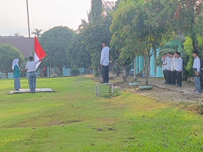 MAN 1 Sarolangun Tekankan Kedisiplinan Lewat Upacara Bendera MAN 1 Sarolangun Tekankan Kedisiplinan Lewat Upacara Bendera