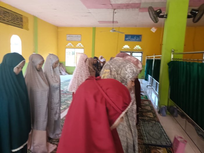 MAN 1 Sarolangun Gelar Sholat Dzuhur Berjamaah, Kepala Madrasah Berikan Apresiasi Tinggi