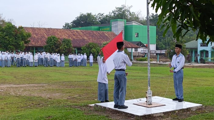 Kelas XA Petugas Upacara Bendera Dengan Pembina Upacara Pak Haryadi, S.Pd