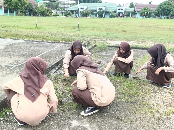 Piket MAN 1 Sarolangun Arahkan Siswa Terlambat Bersihkan lingkungan madrasah Piket MAN 1 Sarolangun Arahkan Siswa Terlambat Bersihkan lingkungan madrasah