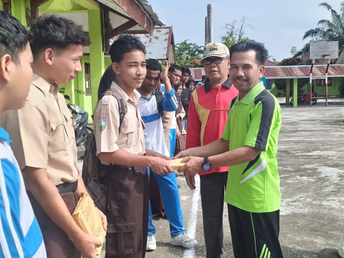 Kepala MAN 1 Sarolangun Serahkan Hadiah Lomba Sholawat