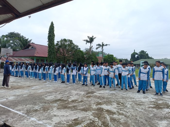Guru Piket MAN 1 Sarolangun Dorong Disiplin Siswa Sejak Dini Guru Piket MAN 1 Sarolangun Dorong Disiplin Siswa Sejak Dini