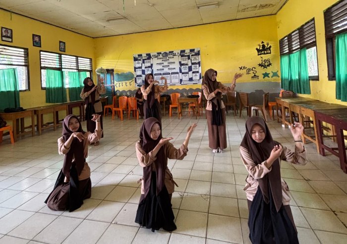 Siswa MAN 1 Sarolangun Latihan Tari Sambut Perpisahan