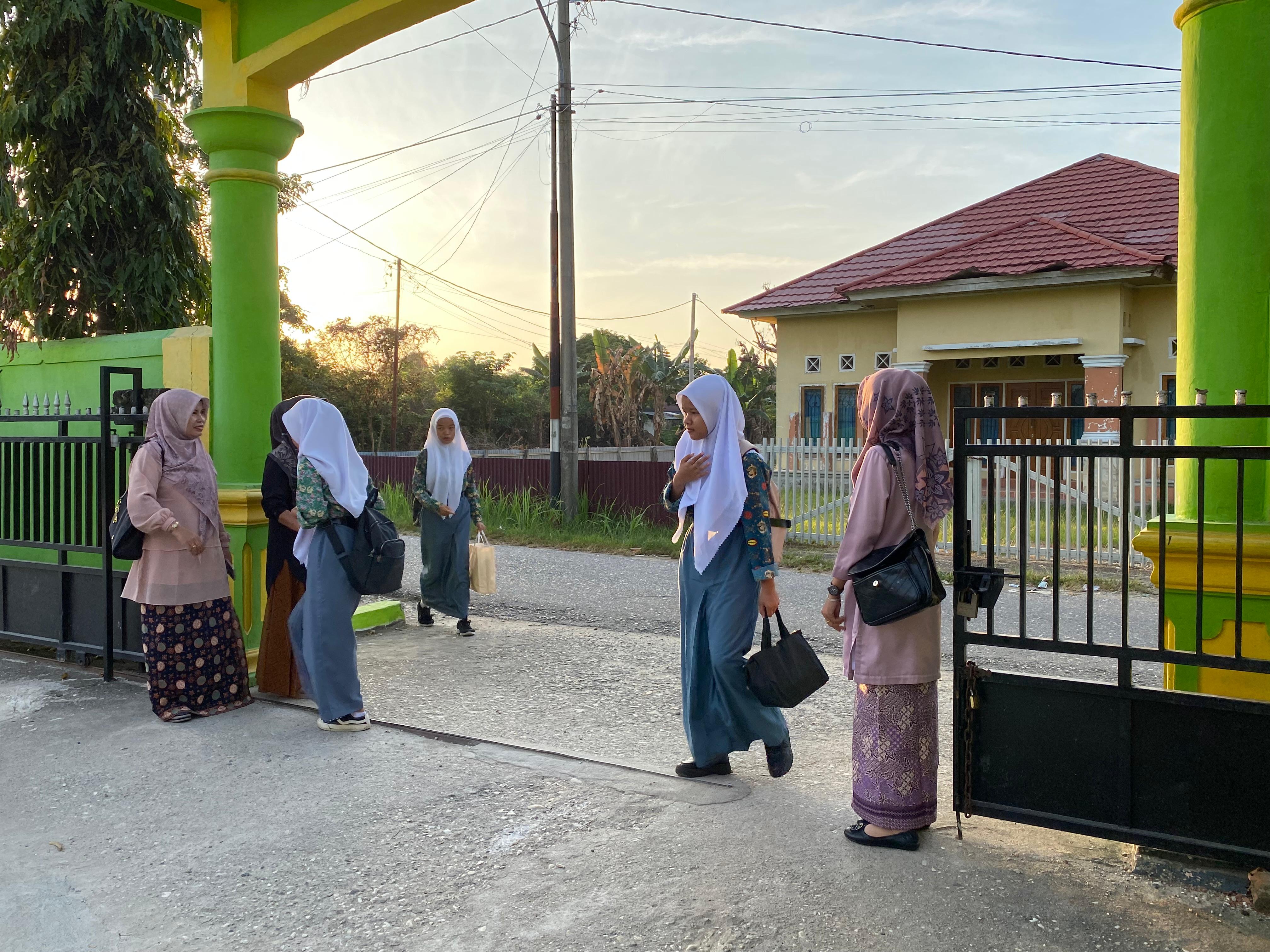 Tidak hanya siswa, Gurupun disiplin Menjalankan Tugas Piket Harian