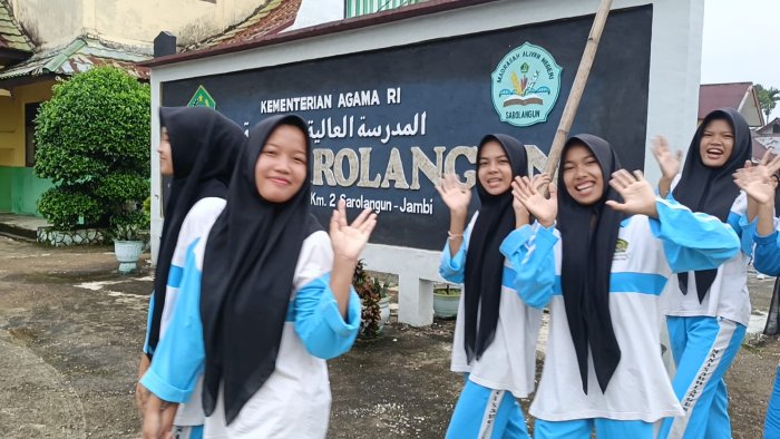 Jalan Santai MAN 1 Sarolangun Disambut Antusias Siswa dan Guru