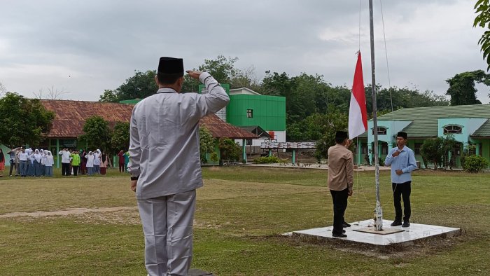 Waka Kesiswaan Bertindak Sebagai Pembina Upacara Di MAN 1 Sarolangun