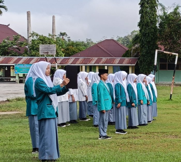 Pembacaan UUD 1945 Warnai Upacara di MAN 1 Sarolangun Pembacaan UUD 1945 Warnai Upacara di MAN 1 Sarolangun