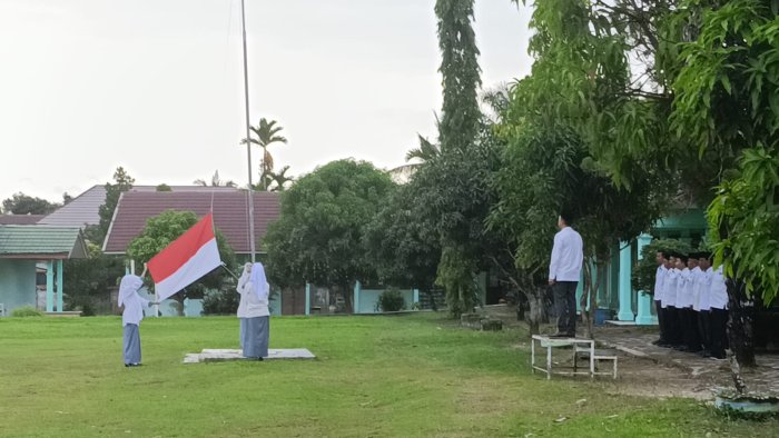 Upacara Bendera MAN 1 Sarolangun, Kelas X-A Tampil Apik