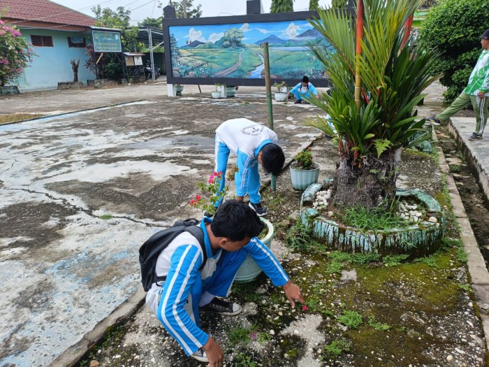 Siswa MAN 1 Sarolangun Bersihkan Taman karena Terlambat
