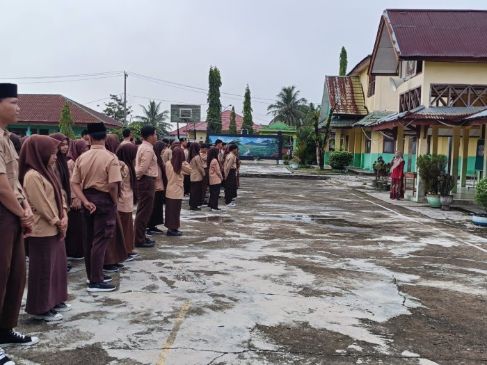 Guru Piket MAN 1 Sarolangun Tegaskan Disiplin Siswa di Pagi Hari