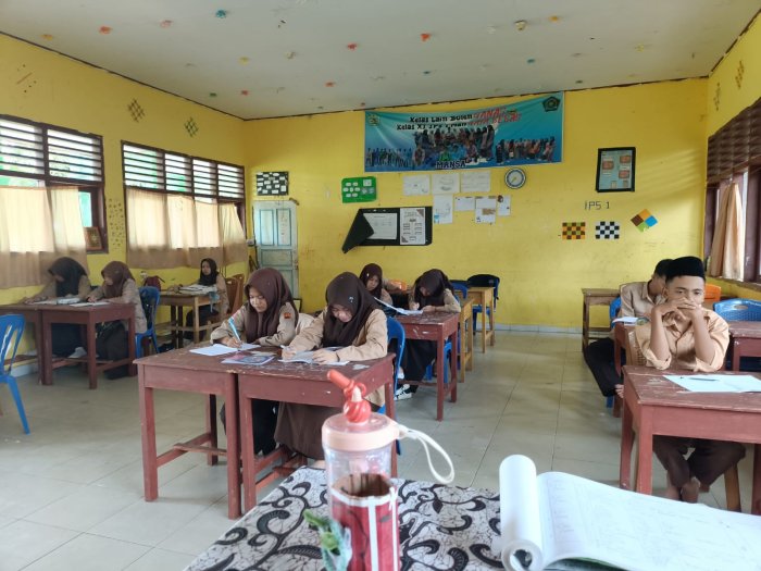 Hujan Deras Tak Ganggu Kegiatan Belajar di MAN 1 Sarolangun