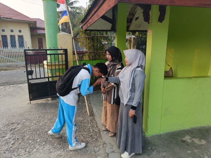 Guru MAN 1 Sarolangun Sambut siswa pagi Sabtu