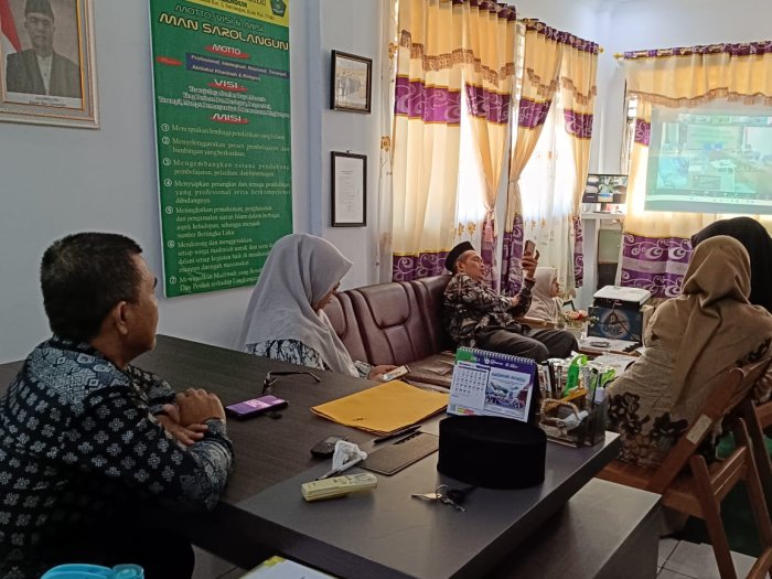 Menuju Sukses TKA, Guru MAN 1 Sarolangun Perkuat Pendampingan Siswa Lewat Zoom Pembinaan