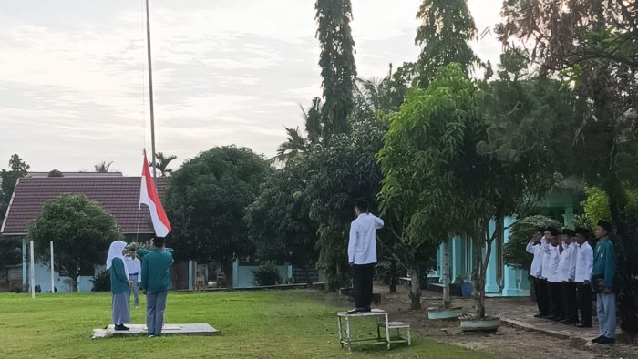 Upacara Bendera Mingguan MAN 1 Sarolangun Berlangsung Khidmat Upacara Bendera Mingguan MAN 1 Sarolangun Berlangsung Khidmat