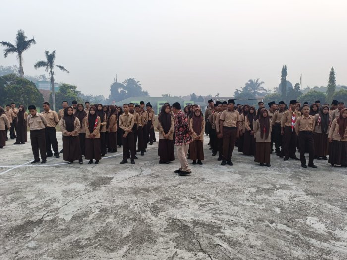 Waka Kesiswaan MAN 1 Sarolangun Tinjau Kerapian Siswa Waka Kesiswaan MAN 1 Sarolangun Tinjau Kerapian Siswa