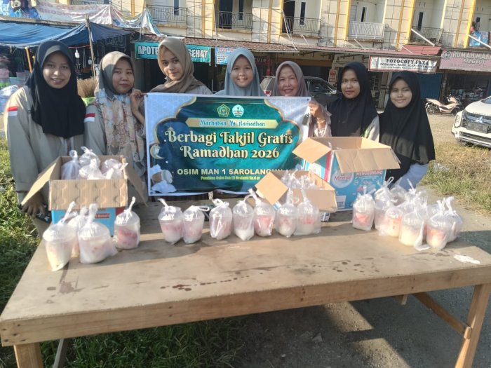 MAN 1 Sarolangun Tebarkan Kebaikan Melalui Aksi Berbagi Takjil Gratis di Bulan Ramadan