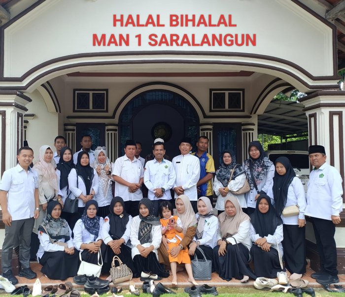 Eratkan Silaturahmi Pasca Lebaran, Keluarga Besar MAN 1 Sarolangun Halal Bihalal di Kediaman Kepala Madrasah