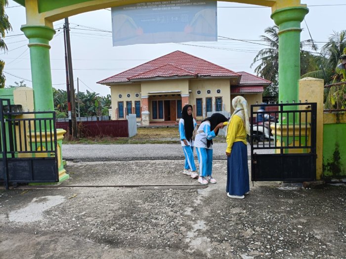 Guru Piket Sambut Kedatangan Siswa Dengan Ramah