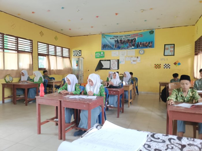 Siswa MAN 1 Sarolangun Rutin Berdoa Sebelum Belajar Siswa MAN 1 Sarolangun Rutin Berdoa Sebelum Belajar