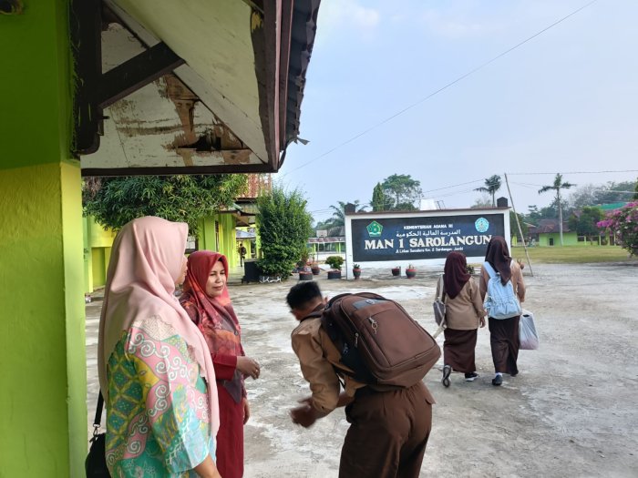 Guru MAN 1 Sarolangun Sambut Siswa di Gerbang Madrasah